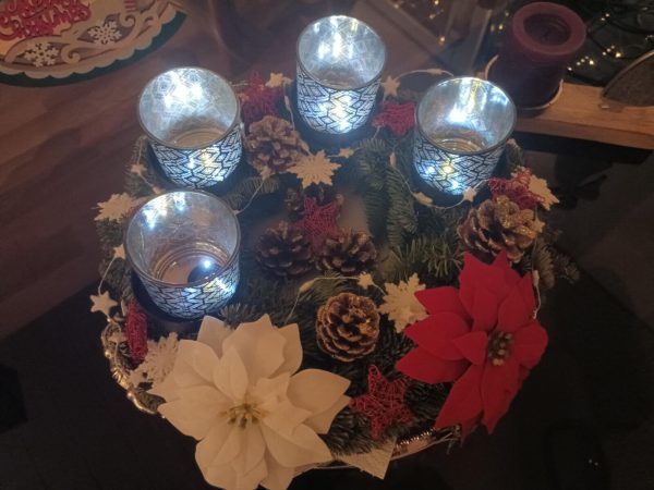 Wunderschöne Teelicht-LEDs für Adventskranz mit umlaufendem Goldrand / 5er Set – Bild 12